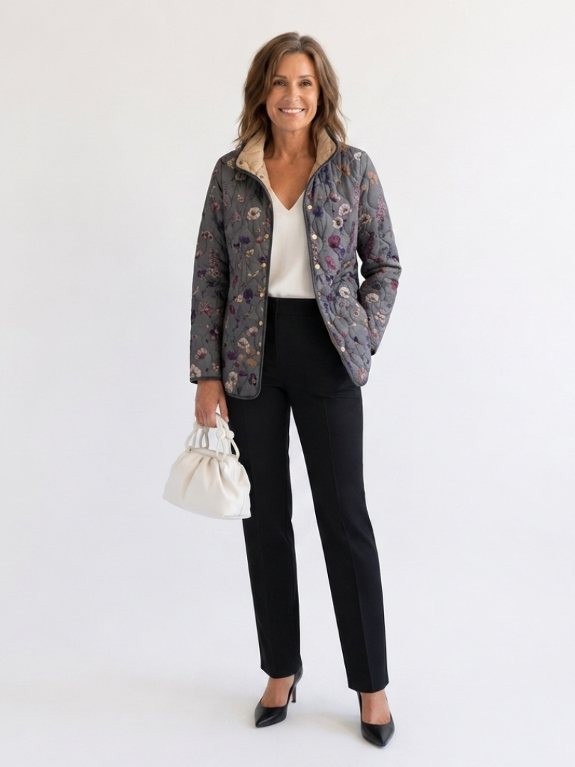 Veste matelassée à imprimé floral vintage, fond sombre, col chaud, fermeture boutonnée.