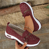 Chaussures de marche légères bordeaux à semelle blanche et intérieur beige