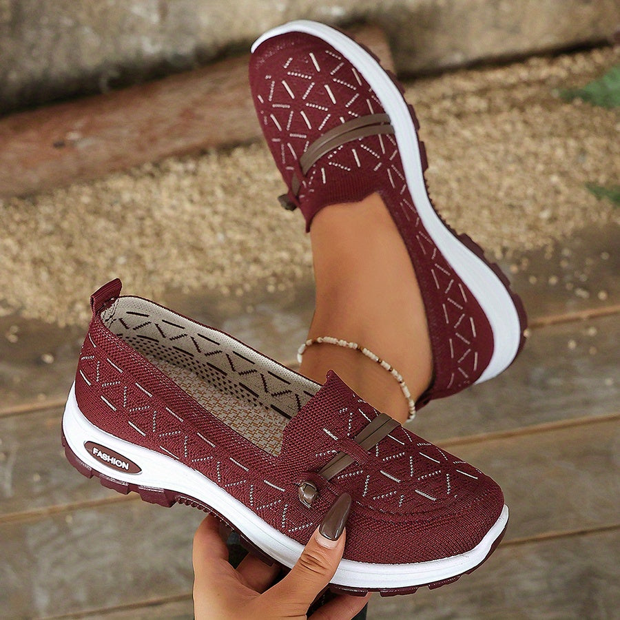 Chaussures de marche légères bordeaux à semelle blanche et intérieur beige