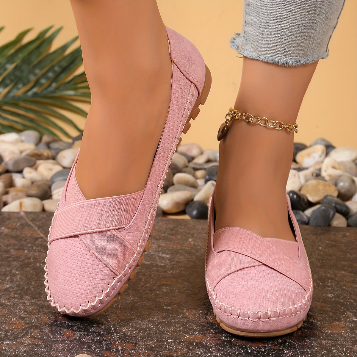 Mocassins roses à bride croisée, dessus texturé et semelle crantée marron