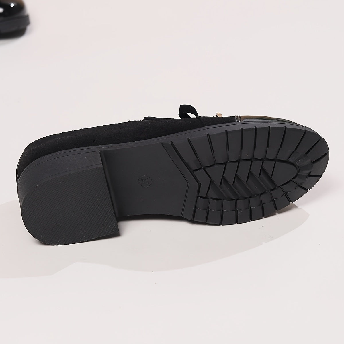 Semelle extérieure des mocassins Nadège noirs, profil antidérapant avec rainures.