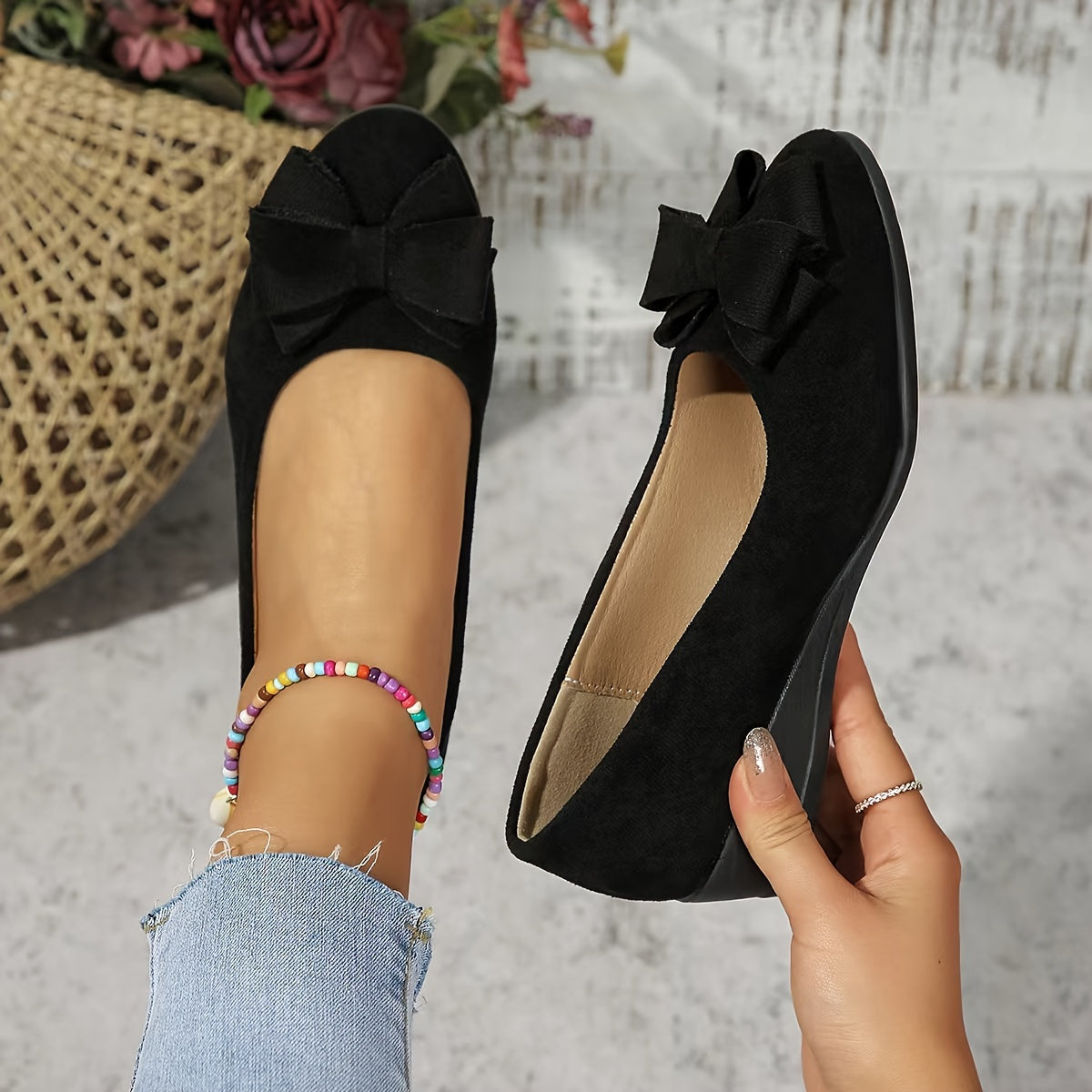 Ballerines noires à nœud, bout rond, vue latérale et semelle plate