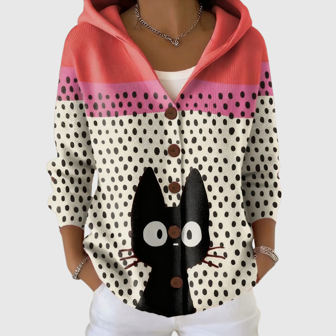 Cardigan en tricot à capuche rouge corail, beige à pois noirs, boutons bruns, chat.