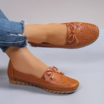 Mocassins Annabelle camel à lacets, coutures apparentes et semelle crantée.