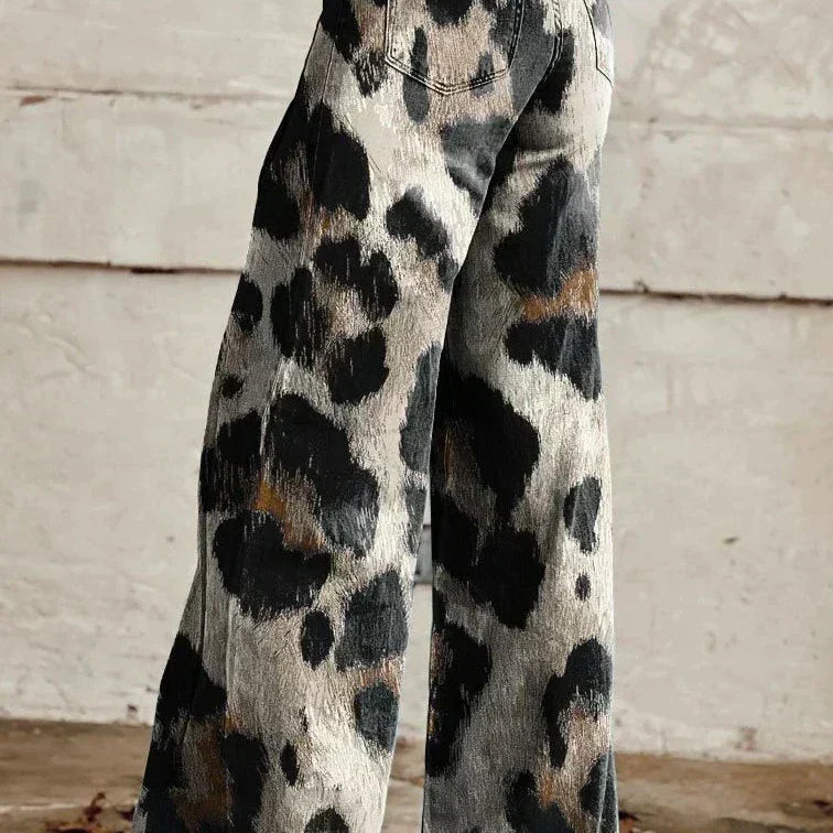 pantalon ample denim imprimé taches léopard noir, fond naturel, jambes évasées