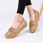 Mocassins beiges à plateforme, bout arrondi et fleurs tressées en relief