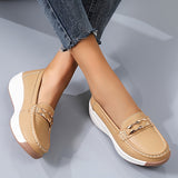 Mocassins beige à bout rond, semelle blanche et bride à boucle sur le dessus