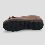 Semelle extérieure de mocassins marron en daim, texture antidérapante