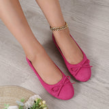 Ballerines souples fuchsia en daim, nœud décoratif et bride nouée sur l’avant
