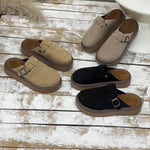 Mocassins classiques à boucle, en marron clair, beige et noir, présentés ensemble