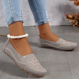 Mocassins beiges ajourés à fleurs sur l’avant, semelle crantée et coutures.