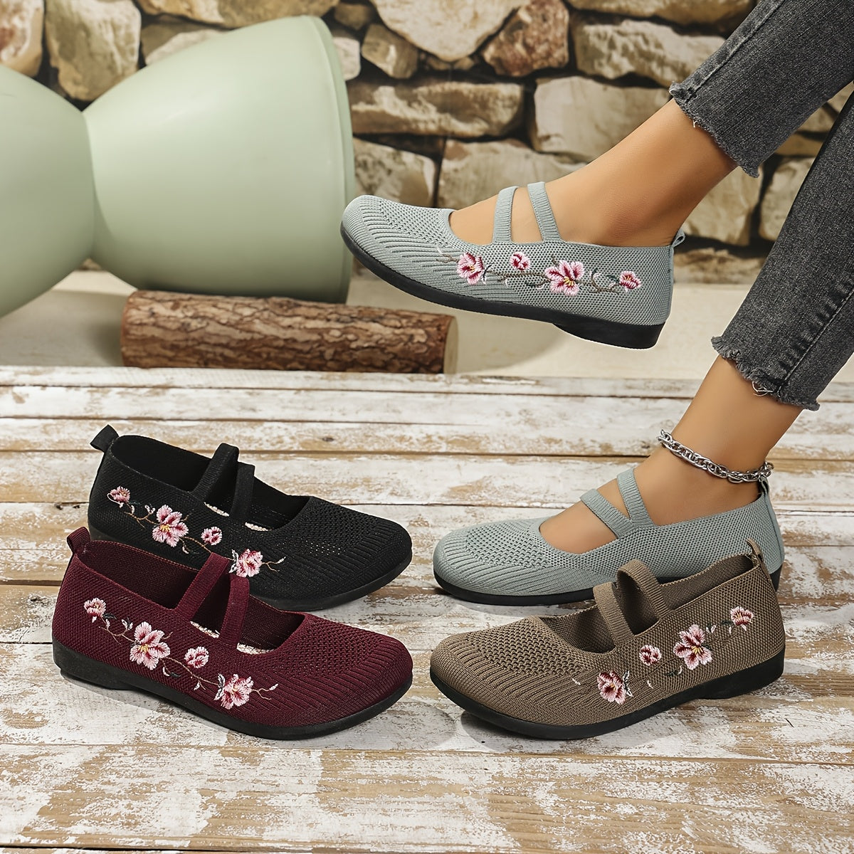 Chaussures plates bicolores: noir, bordeaux et beige, motif floral brodé.