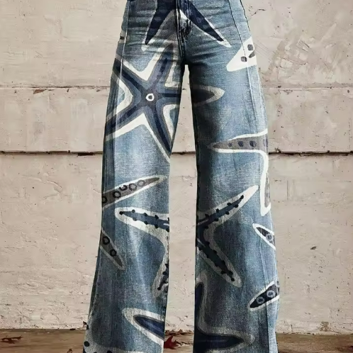 Pantalon vintage en denim bleu clair à motifs abstraits, coupe ample.