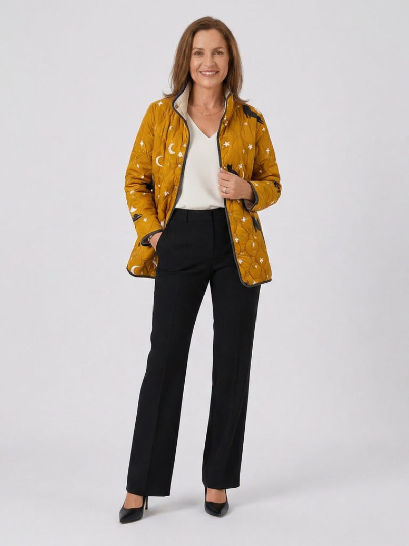 Veste matelassée à imprimé chats et étoiles, couleur ocre, ouverte
