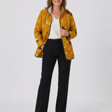 Veste matelassée à imprimé chats et étoiles, couleur ocre, ouverte