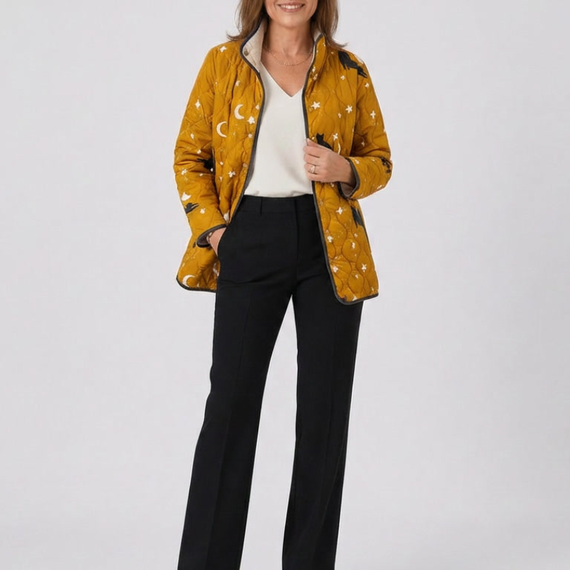Veste matelassée à imprimé chats et étoiles, couleur ocre, ouverte