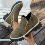 Bottines vert olive en suédine avec double zip doré et semelle crantée.