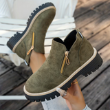 Bottines vert olive en suédine avec double zip doré et semelle crantée.