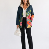 Veste matelassée bleu foncé à imprimé floral vintage multicolore, ouverte sur le devant