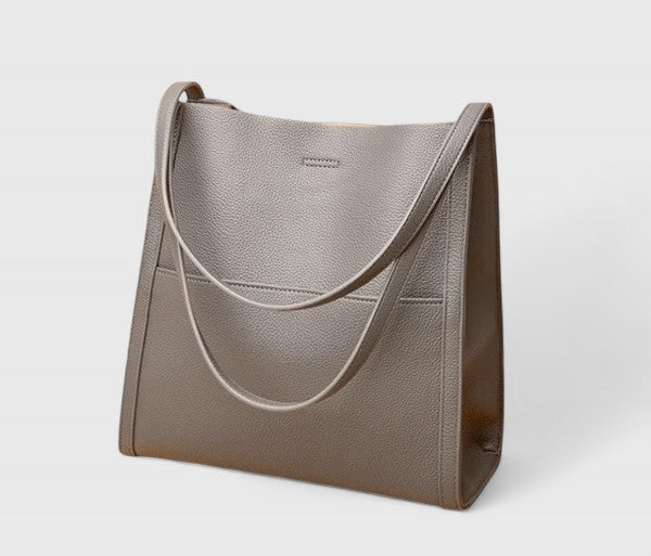 Sac à main élégant gris en cuir grainé, anses doubles et surpiqûre horizontale.