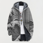 Manteau à motif ondulé gris, capuche bordée bleu clair, fermeture boutonnée.