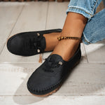 Mocassins en daim noir à lacets, semelle épaisse marron et patte décorative
