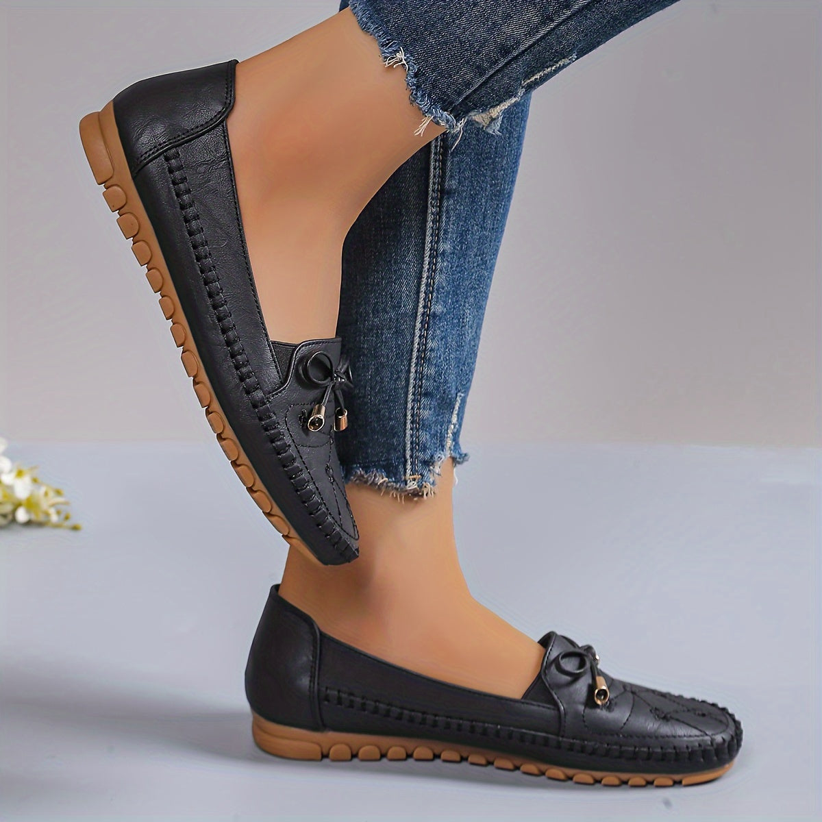 Mocassins Annabelle noirs à lacets, semelle crantée et coutures sur le dessus.
