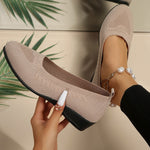 Mocassins souples beiges à motif floral ajouré, talon compensé noir