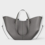 Grand sac cabas en cuir effet lisse gris, anses et couture centrale en U.