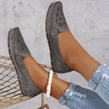 Mocassins gris foncé ajourés, motif floral sur l’empeigne et semelle crantée.