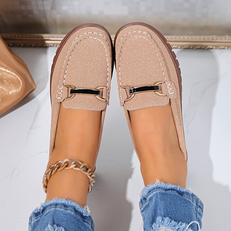 Mocassins beiges vue de face, boucles métal et chaîne au col