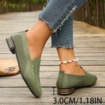 Mocassins ajourés vert olive avec talon bloc rayé, portés au quotidien.