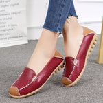Mocassins rouge bordeaux à boucle métallique, empiècements camel et coutures