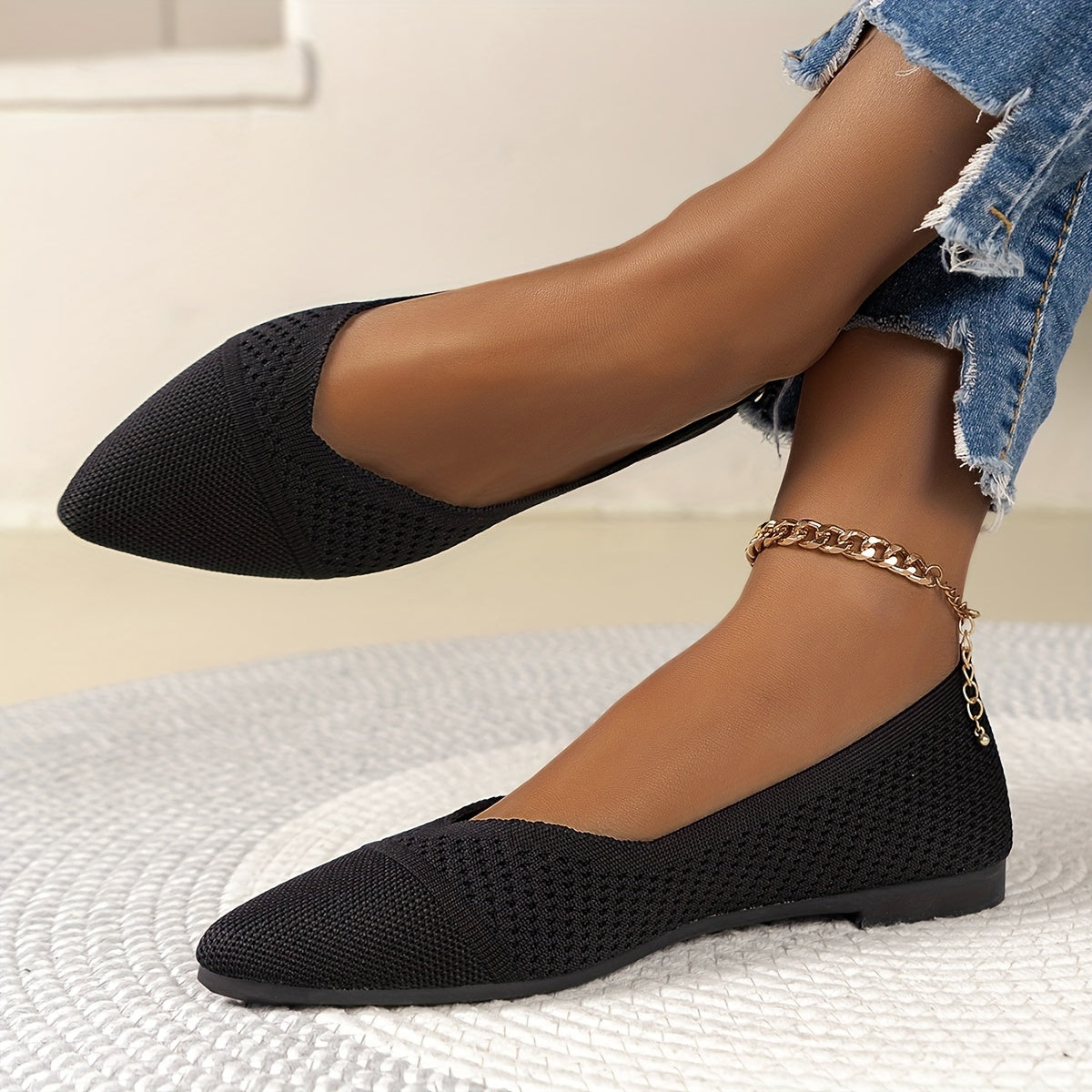 Ballerines noires ajourées à bout pointu, maille perforée et bride cheville à chaîne