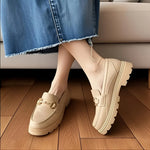 Mocassins beiges à boucle dorée, portés avec robe, semelles épaisses crantées