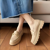 Mocassins beiges à boucle dorée, portés avec robe, semelles épaisses crantées