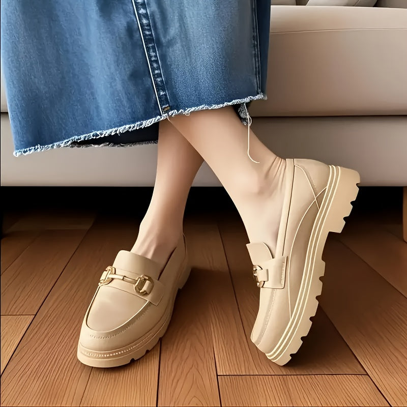 Mocassins beiges à boucle dorée, portés avec robe, semelles épaisses crantées