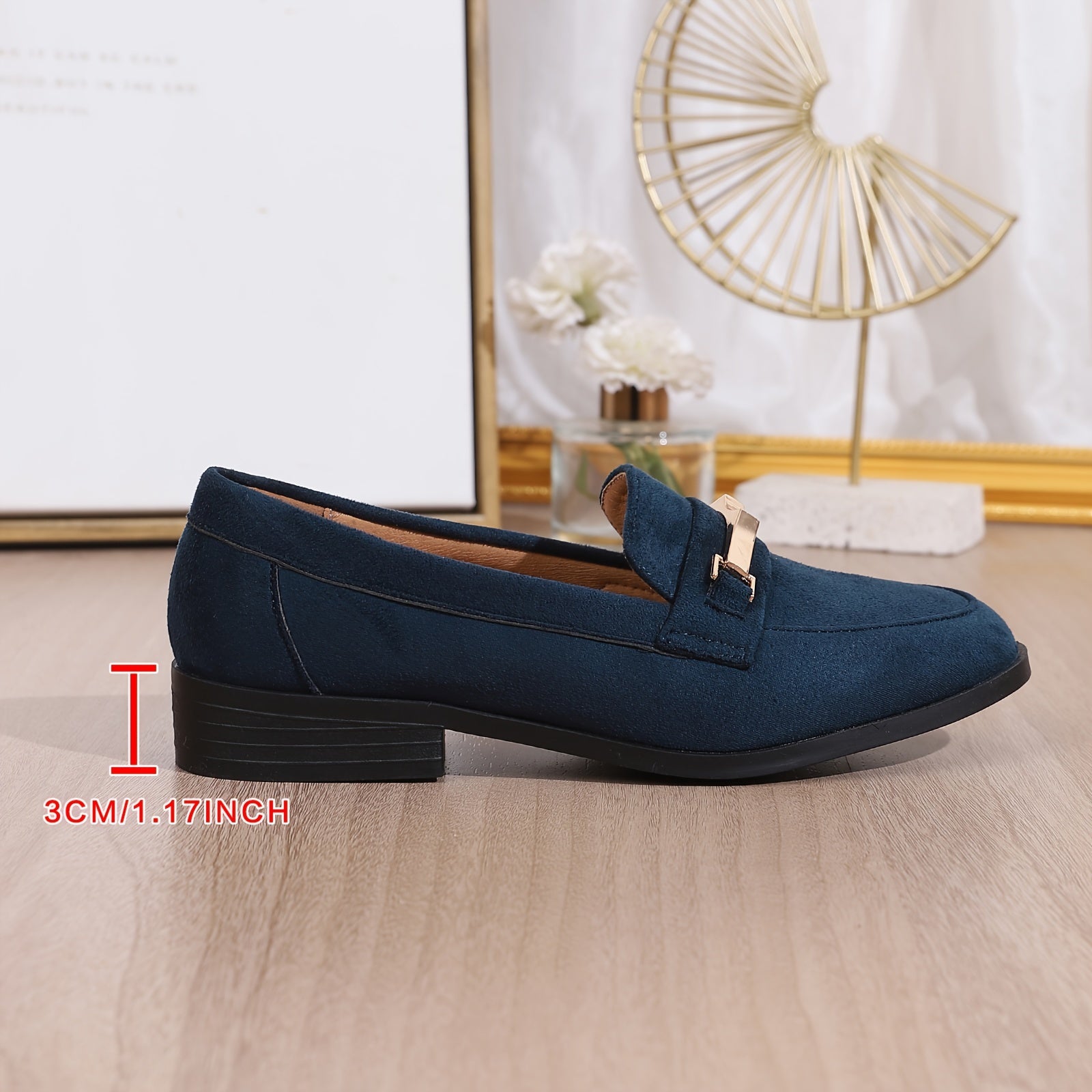 Mocassins à bout rond bleu marine, mesure de hauteur du talon, bride métallique dorée