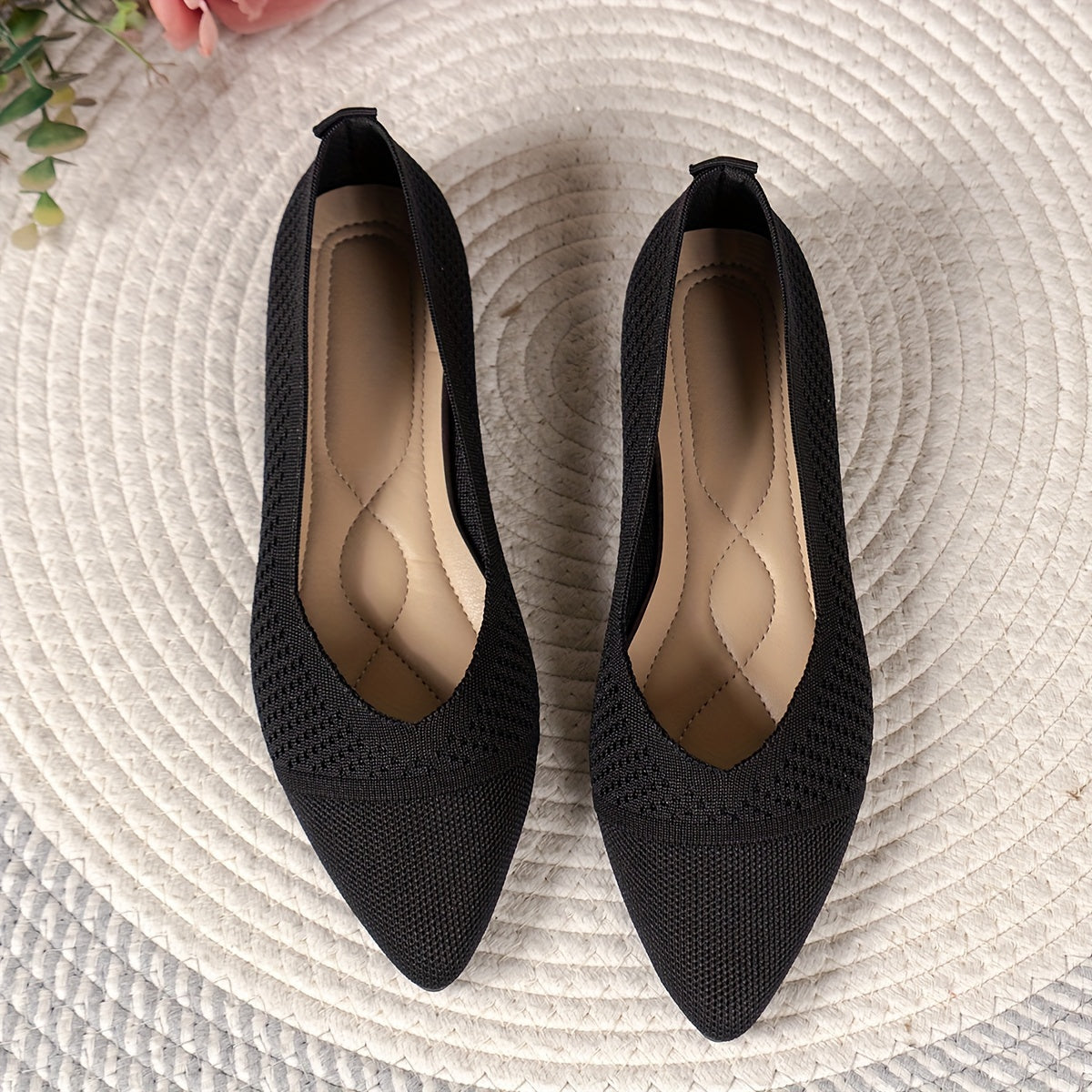 Ballerines noires ajourées à bout pointu, tige en maille avec effet losanges
