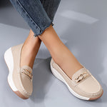 Mocassins beige à bout rond, dessus boutonné et semelle épaisse blanche