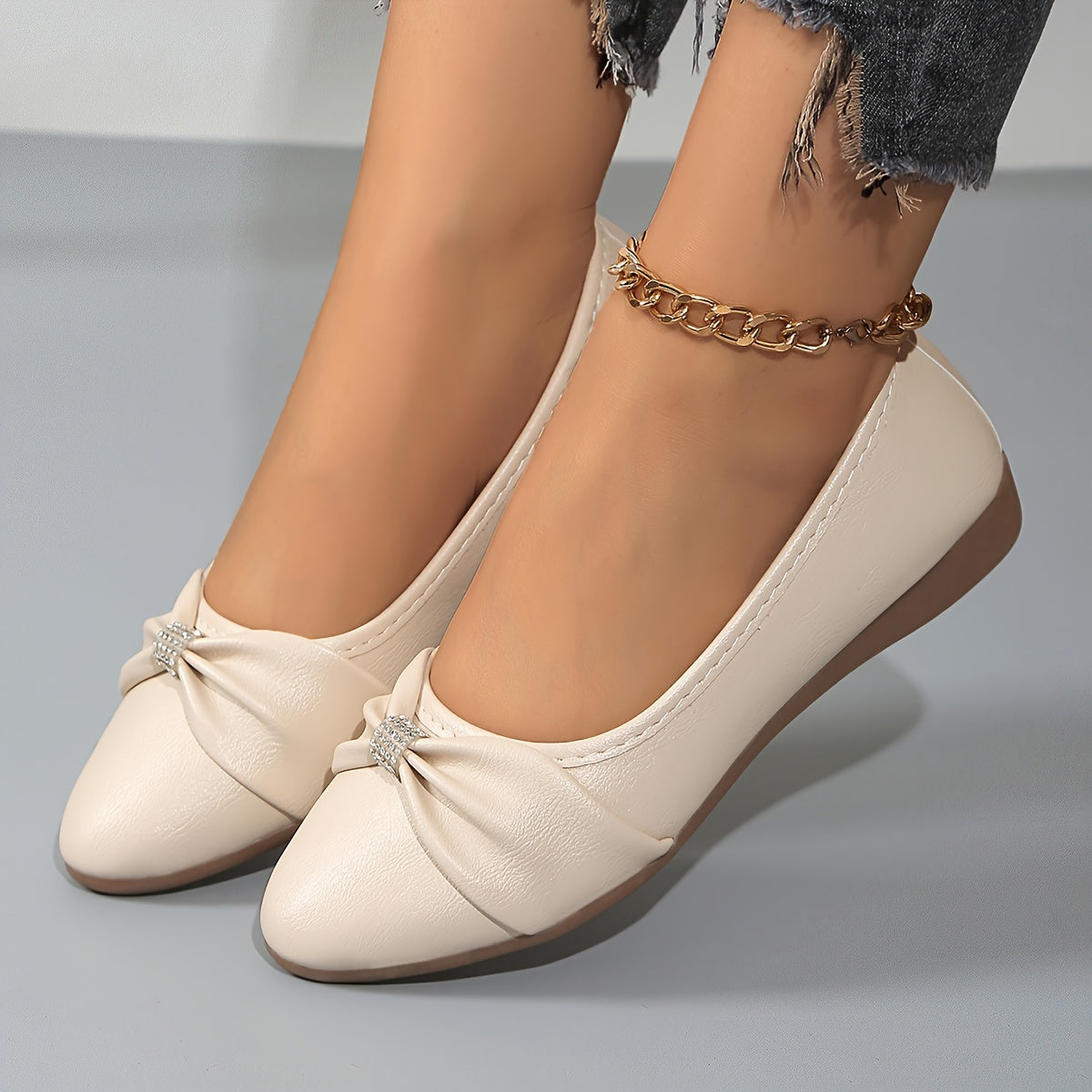 Ballerines beige clair à nœud froncé, empiècement strass sur l’empeigne