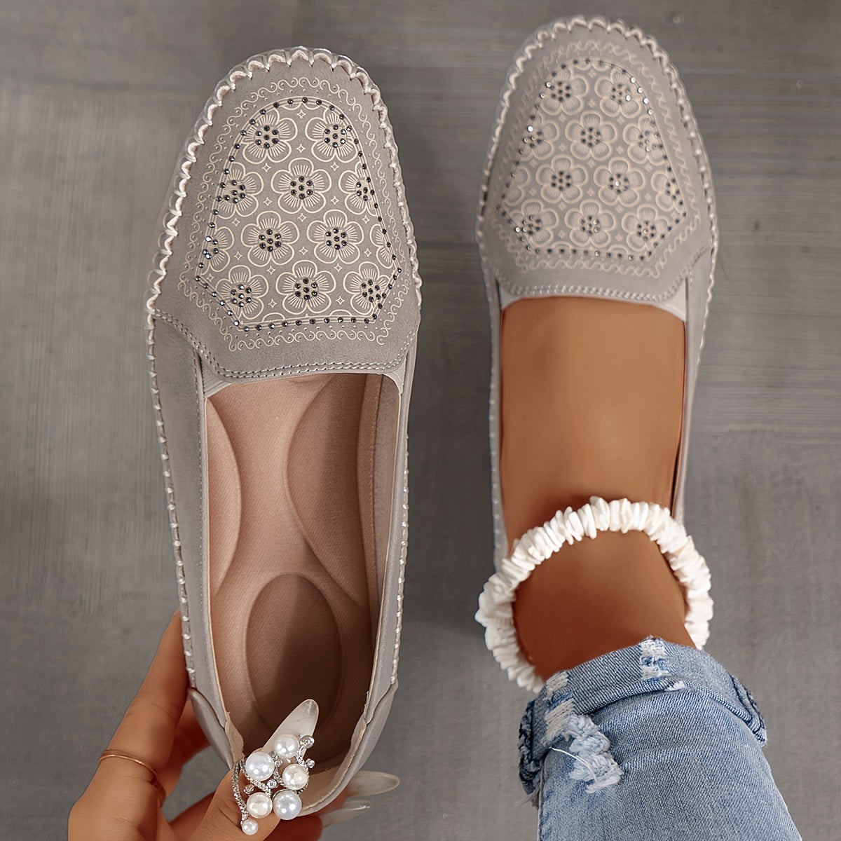 Mocassins beiges ajourés avec motif floral, vue de l’intérieur beige.