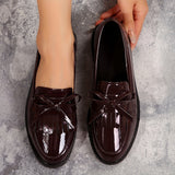 Mocassins bordeaux vernis à pampilles avec nœud, semelle noire
