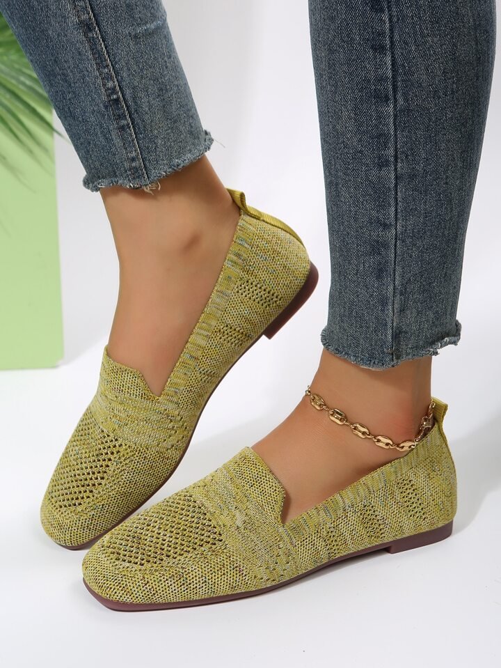 Chaussures plates en maille vert olive, avec chaînette de cheville dorée