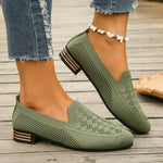 Mocassins vert olive ajourés, talon bloc noir et semelle rayée.