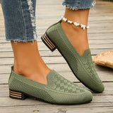 Mocassins vert olive ajourés, talon bloc noir et semelle rayée.