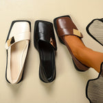 Mocassins bicolores assortis : blanc, noir et marron, brides carrées, semelles noires.