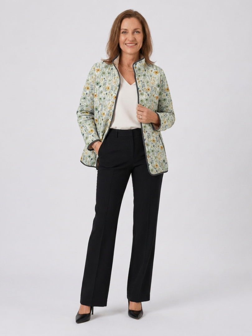 Veste matelassée multicolore à imprimé floral, manches longues, fermeture boutonnée.