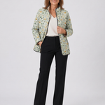 Veste matelassée multicolore à imprimé floral, manches longues, fermeture boutonnée.