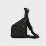 Sac à bandoulière anti-vol noir, porté en travers avec sangles réglables et poche latérale.